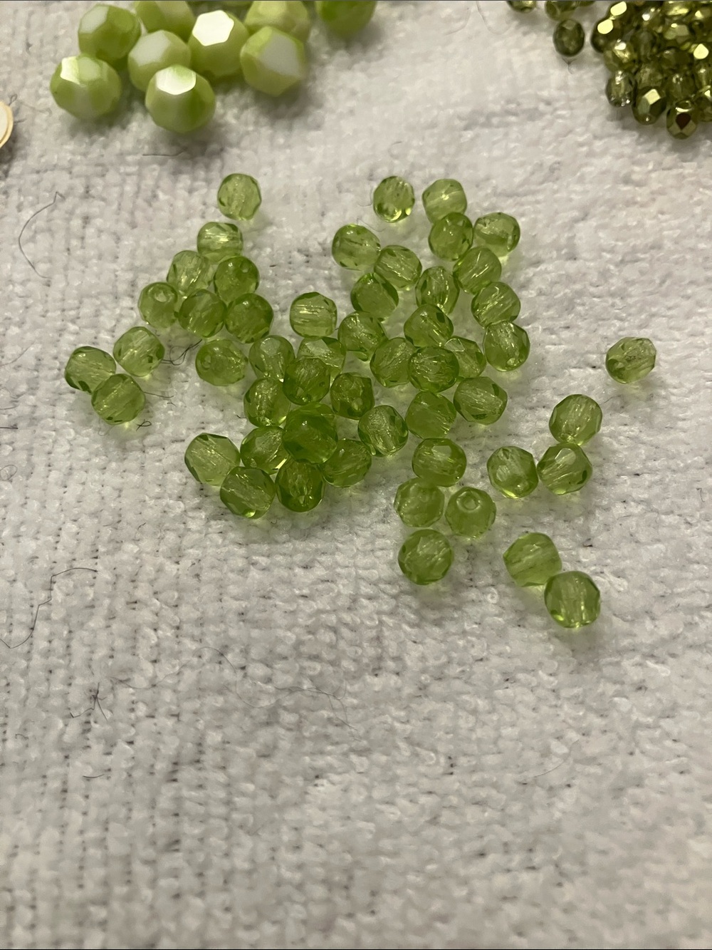 Mixed Lime Green Glass Bead Lot - Picture 4 of 9